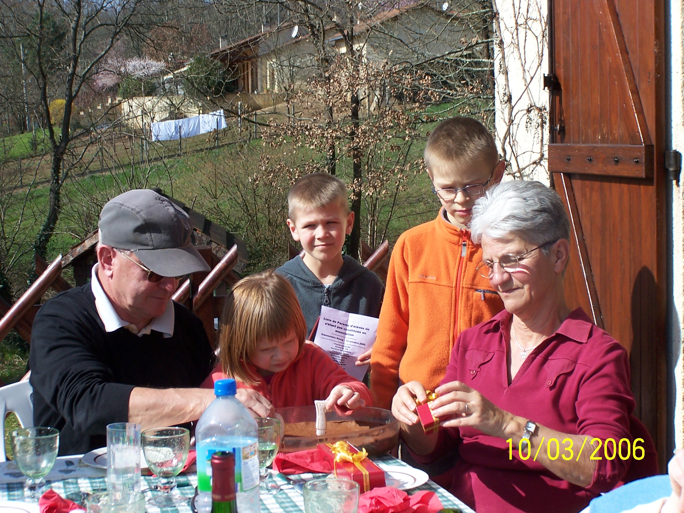 ouverture des cadeaux par les grands parents