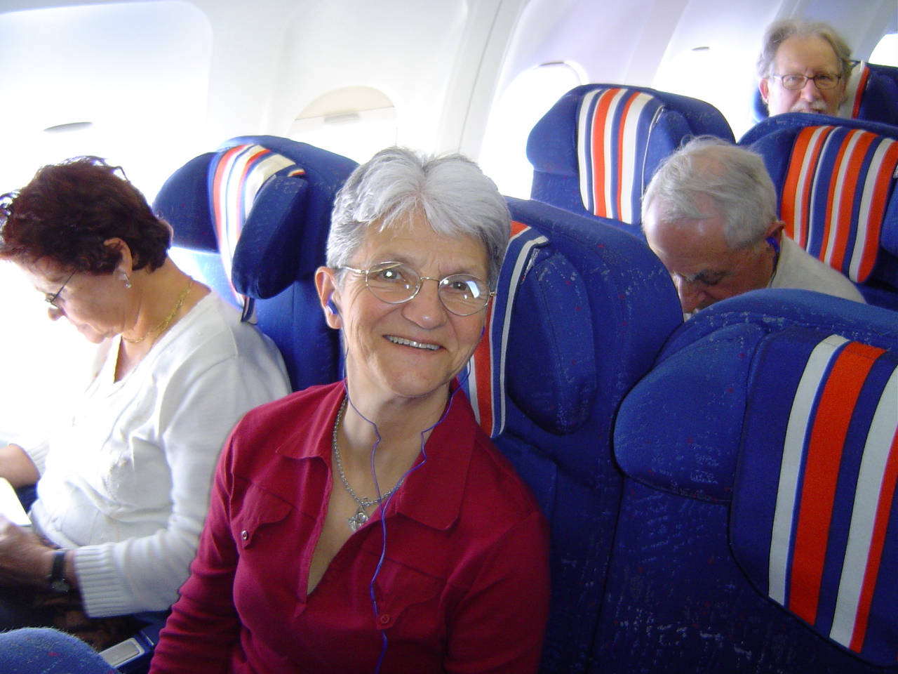 Marie-Claude dans l'avion, avec Jean-Yves au fond, Jean Dujour qui baisse la tte, et  cot une femme juive de Tel-Aviv