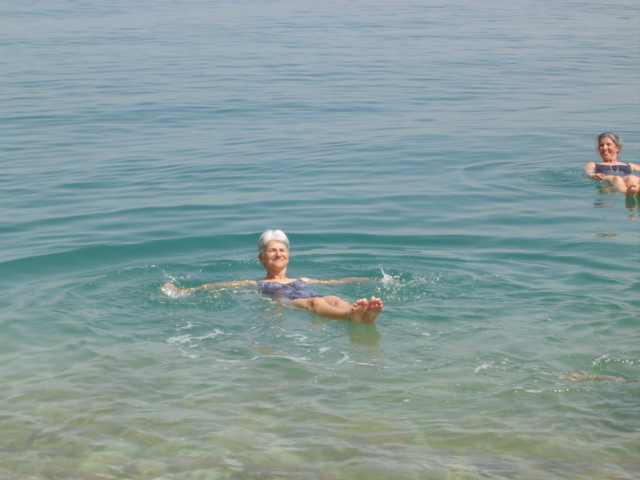 le bain traditionnel dans la mer morte