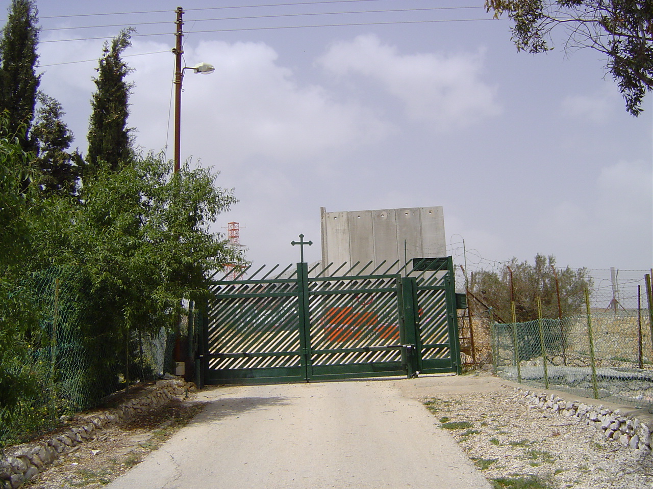 le mur à l'entrée de la propriété des religieuses