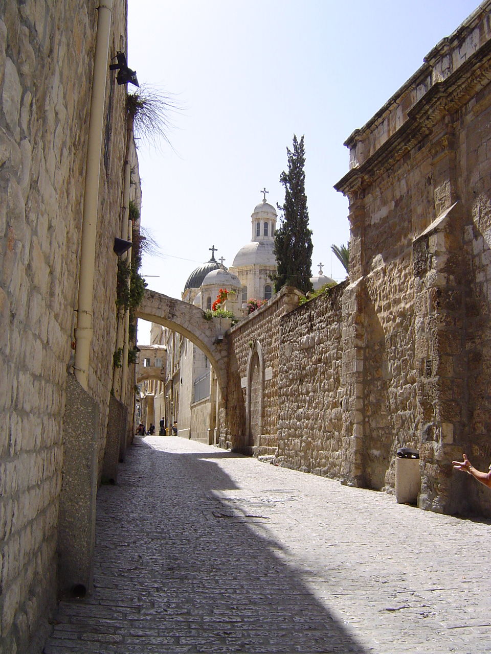 la Via Dolorosa et  droite la Basilique ECCE HOMO