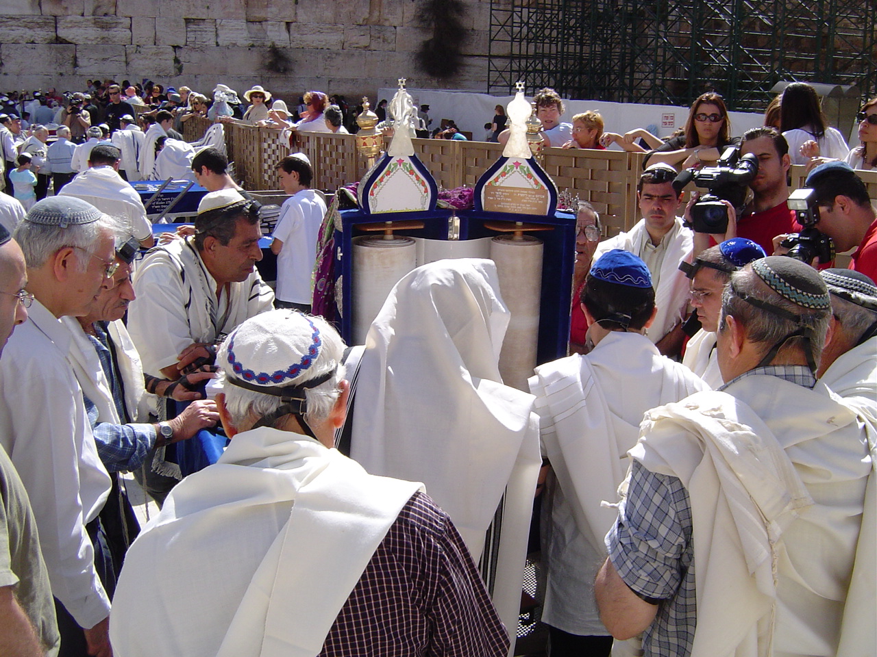 les femmes regardent la Bar Mitzva