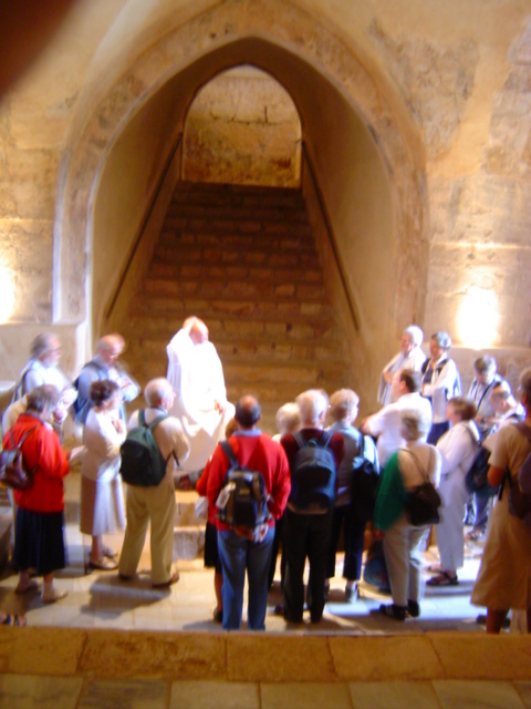 Frre Olivier prsente le baptistre