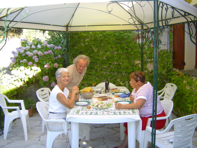 Maurice et Nicole sous la tonelle avec Marie-Claude