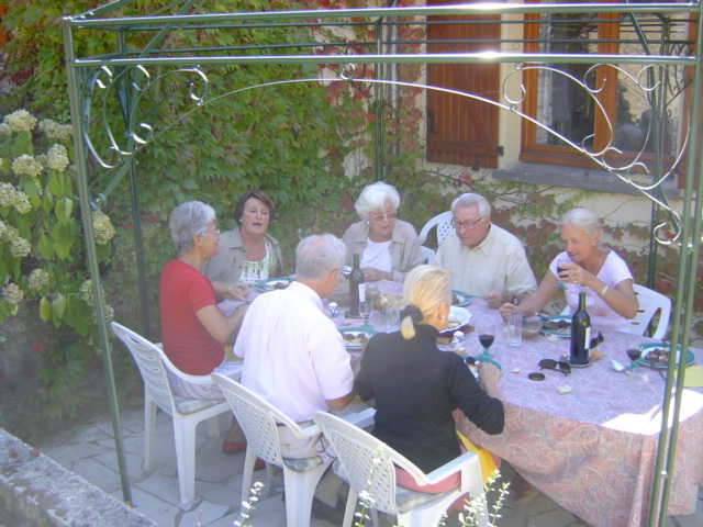 une belle table d'anciens