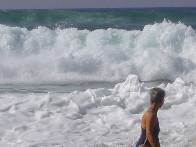 la mer fait de trs jolies vagues et Marie-Claude hsite  entrer dans l'cume