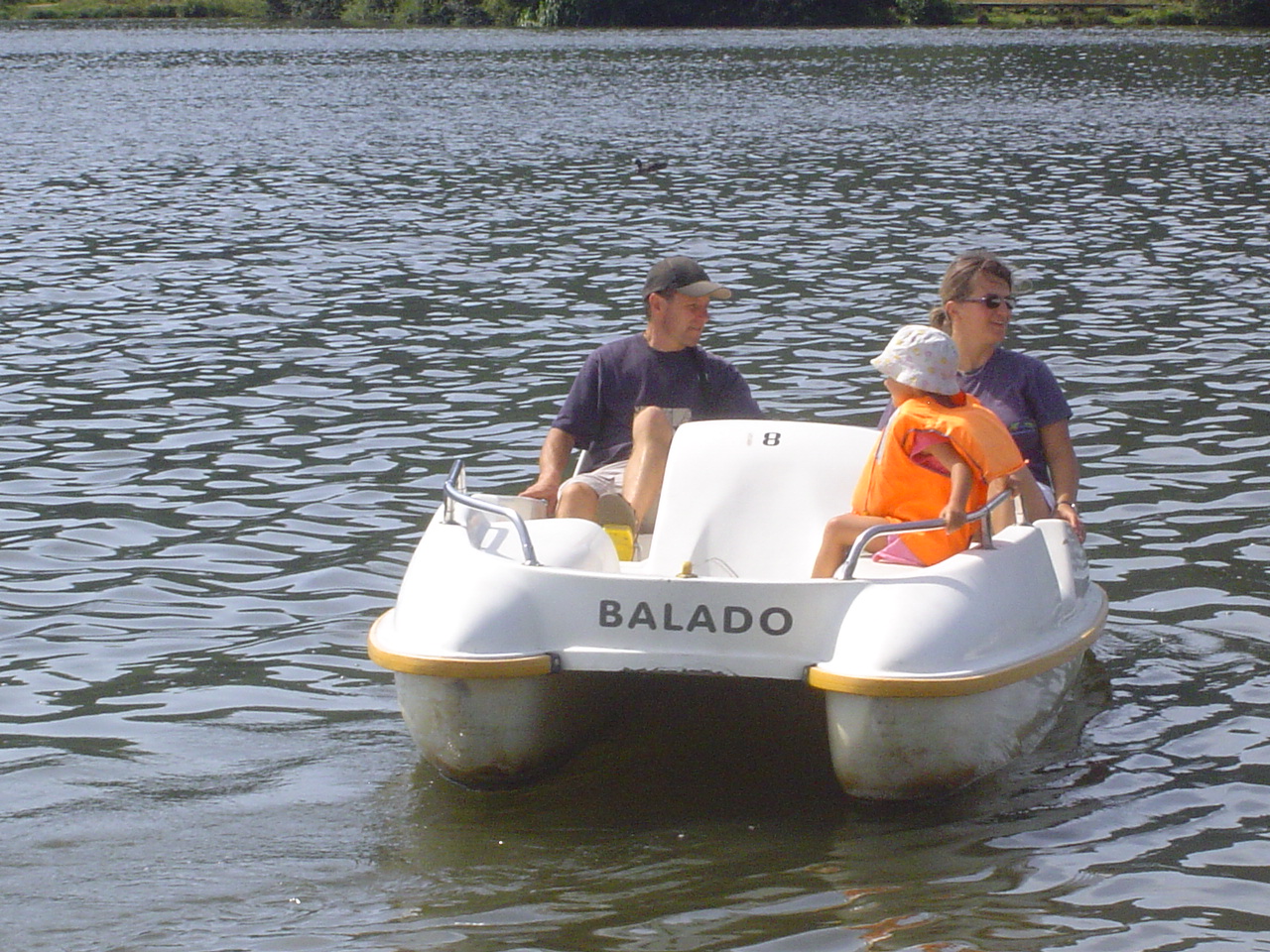 en pedalo sur le lac Chambon