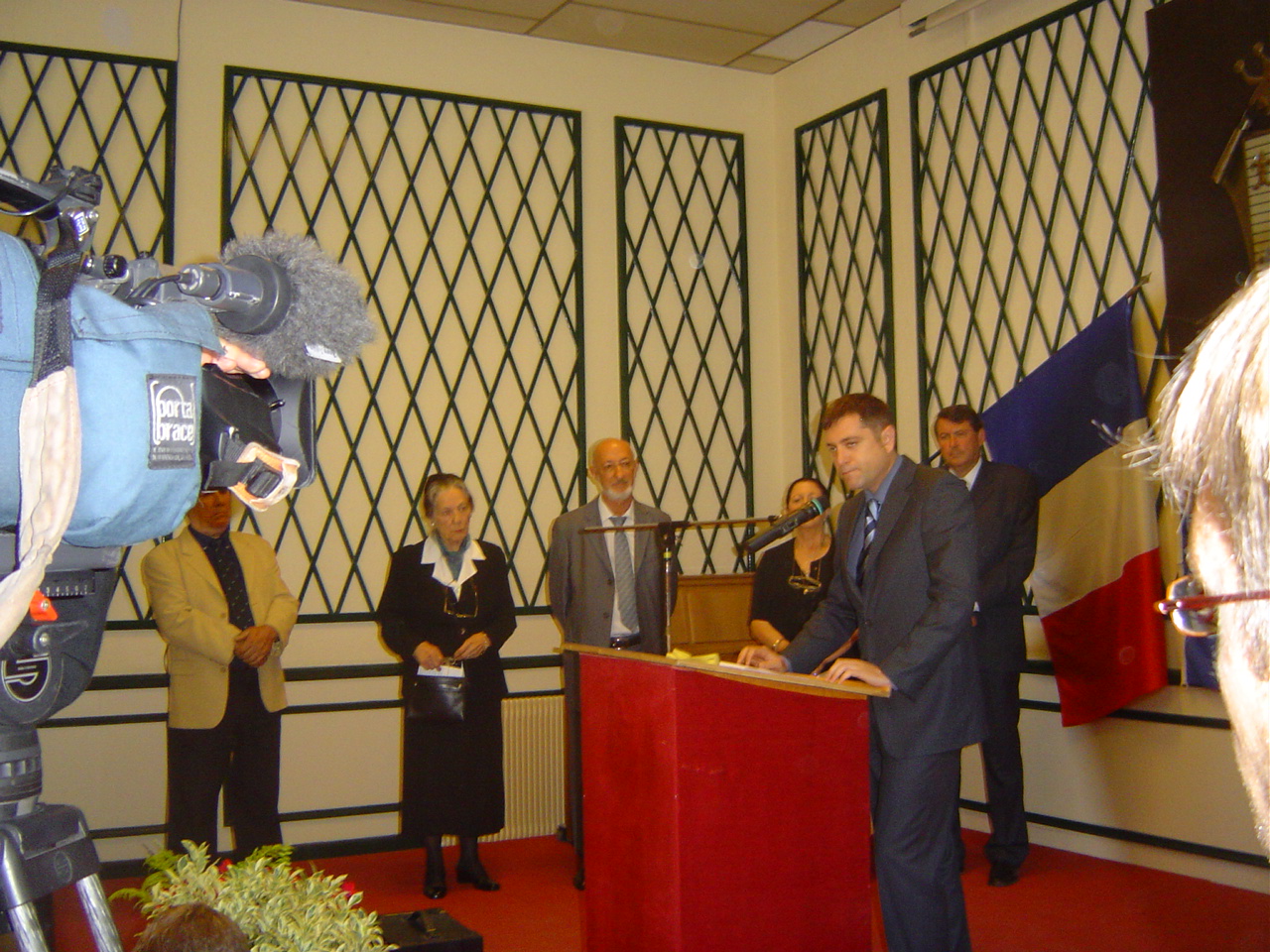 le reprsentant de l'ambassade d'Isral durant son allocution