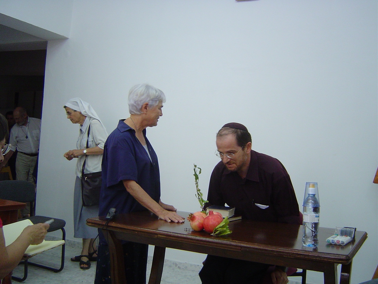 Anne Catherine et M.Vigoda et la grenade de bienvenue
