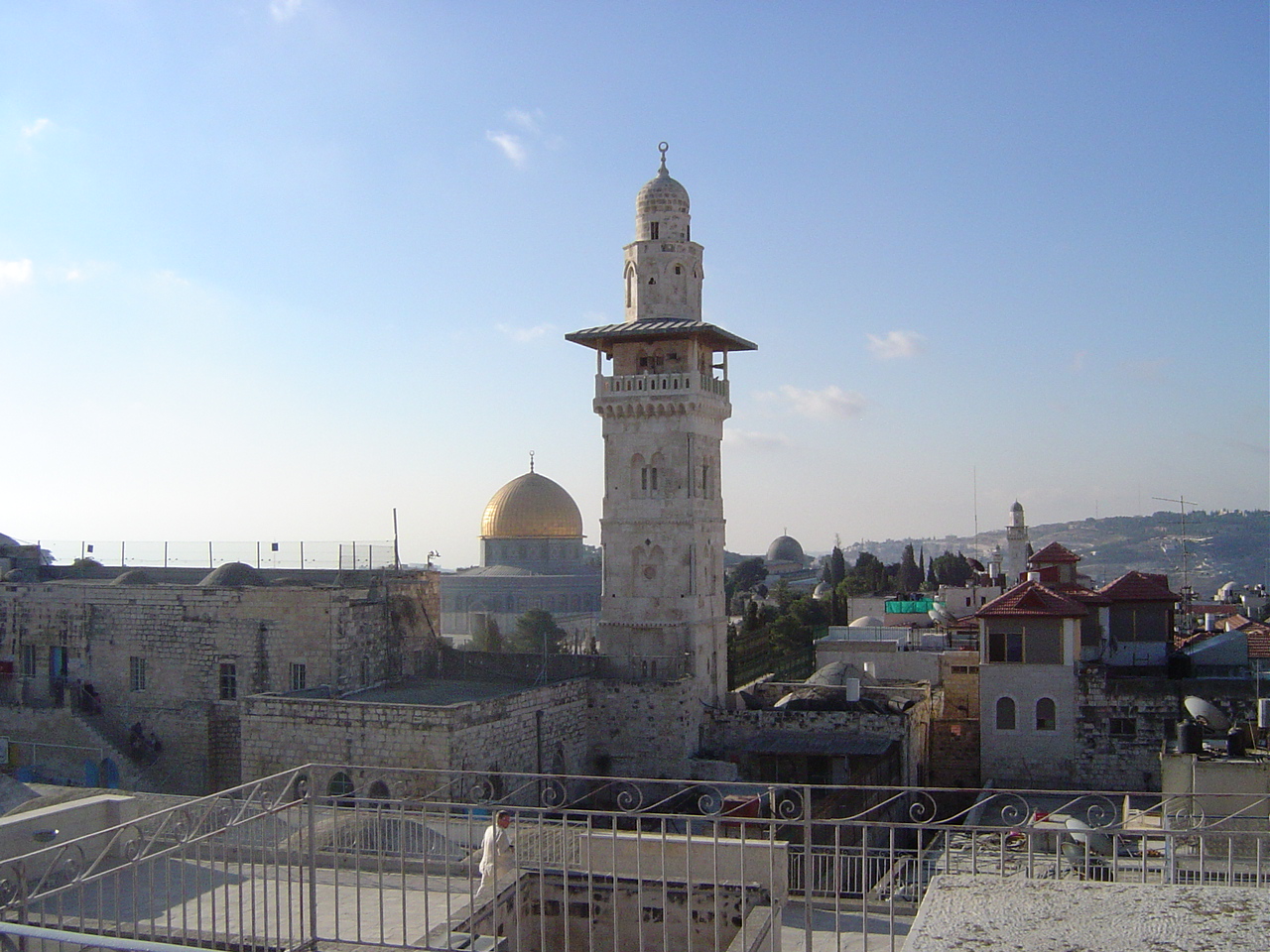 le minaret duquel le muezzin appelle  la prire et situ juste en face la maison Ecce Home