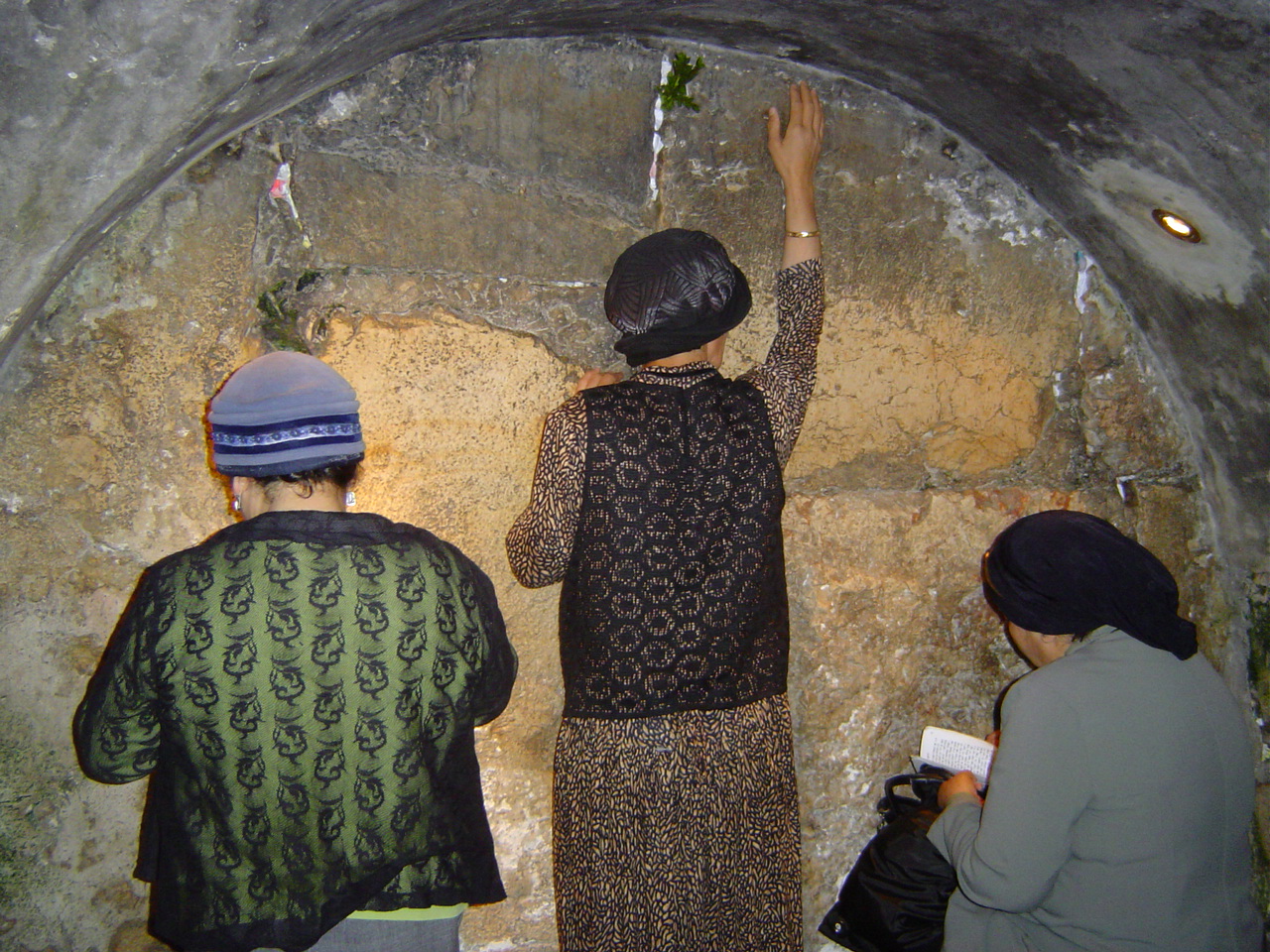 femmes juives priant dans le tunnel