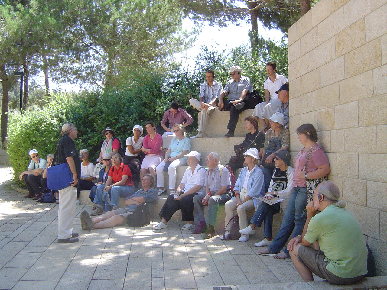 le groupe avec Shlomo Balsam lors de la visite de Yad Vachem