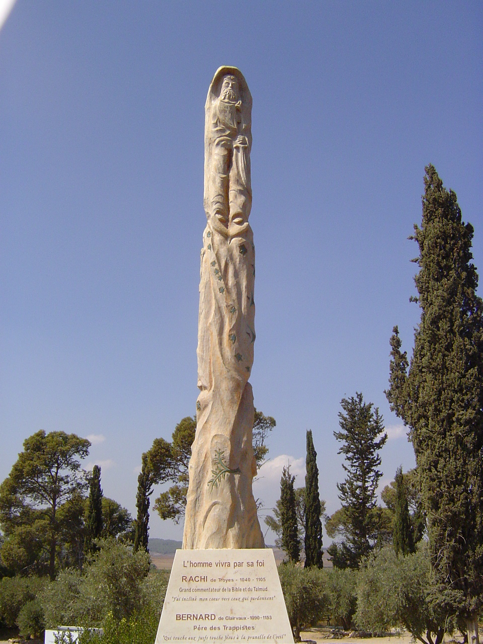 etrenge statue o figueent ensemble Rachi, Bernard, Salah Ad Din