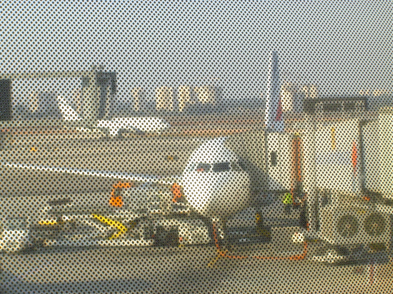 notre avion en attente de dpart derrire une vitre blinde