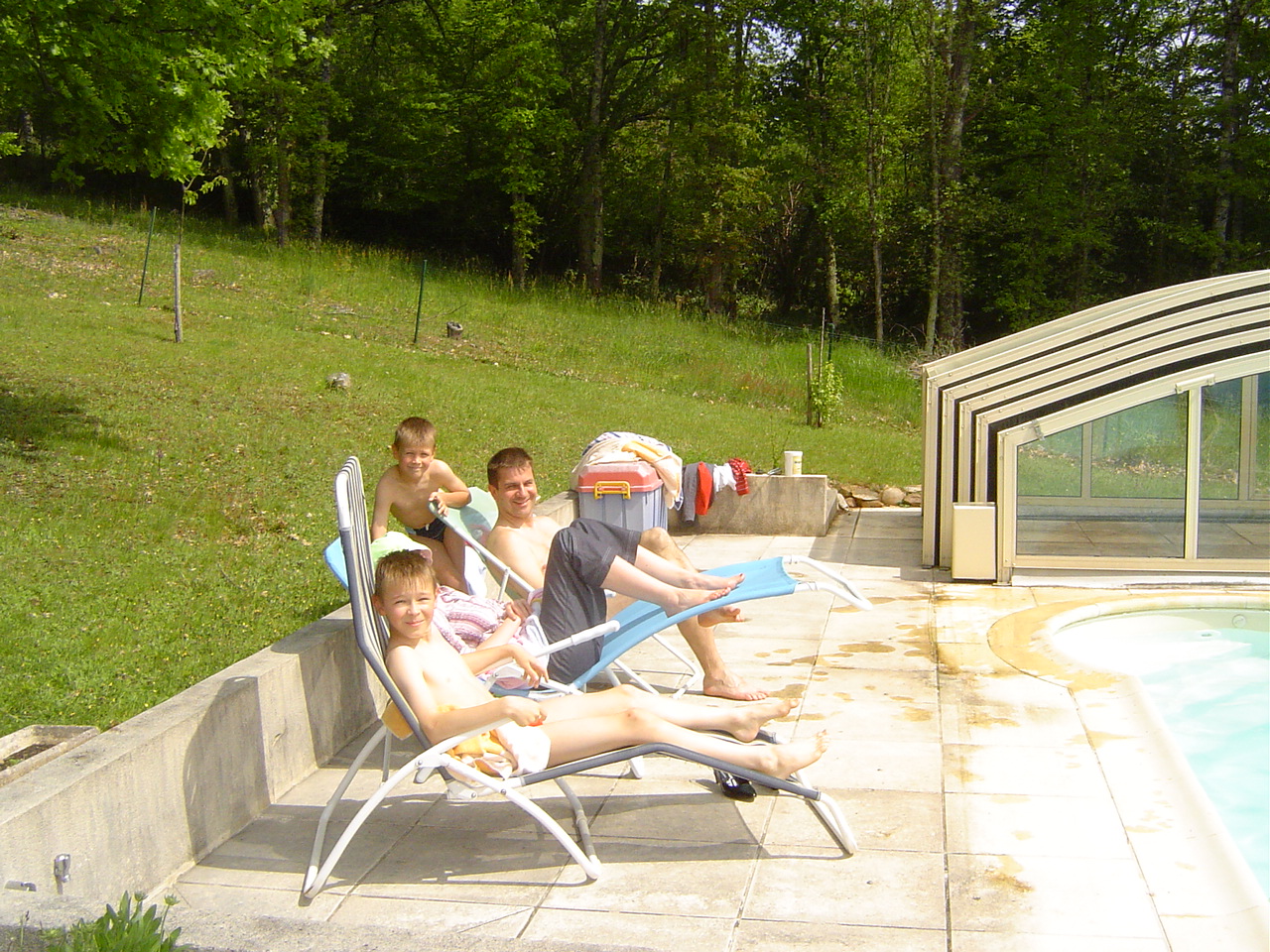 la famille Cyrille  la piscine en mai