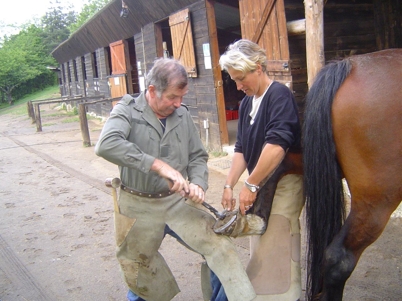 Anne-Ccile et le marchal ferrand au travail