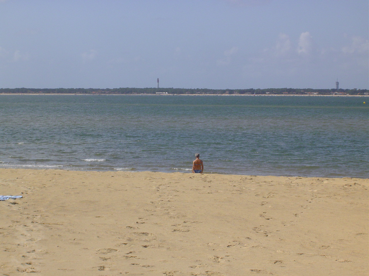 Marie-Claude va entrer dans la mer