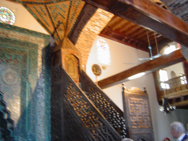 minbar d'o l'Imam pronoce le sermon du vendredi, du cot gauche le mihrab, niche murale qui indique la direction de la Mecque