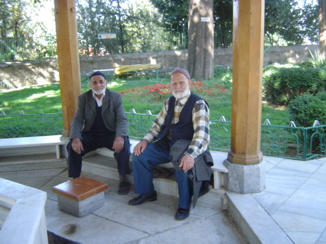 deux sympathiques turcs dans les jardins de la mosque