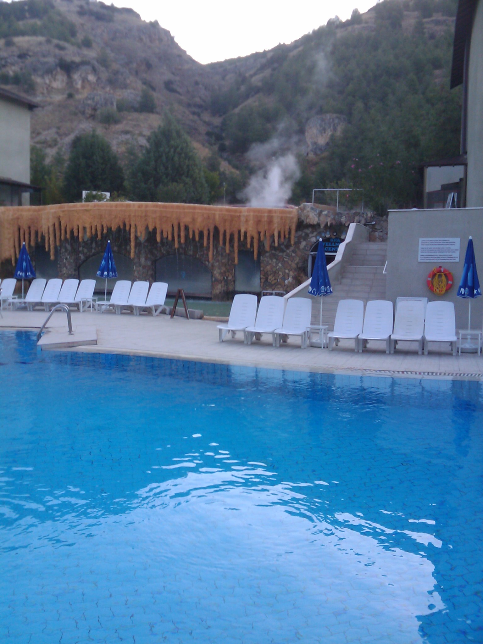 piscine avec au fond concrtions